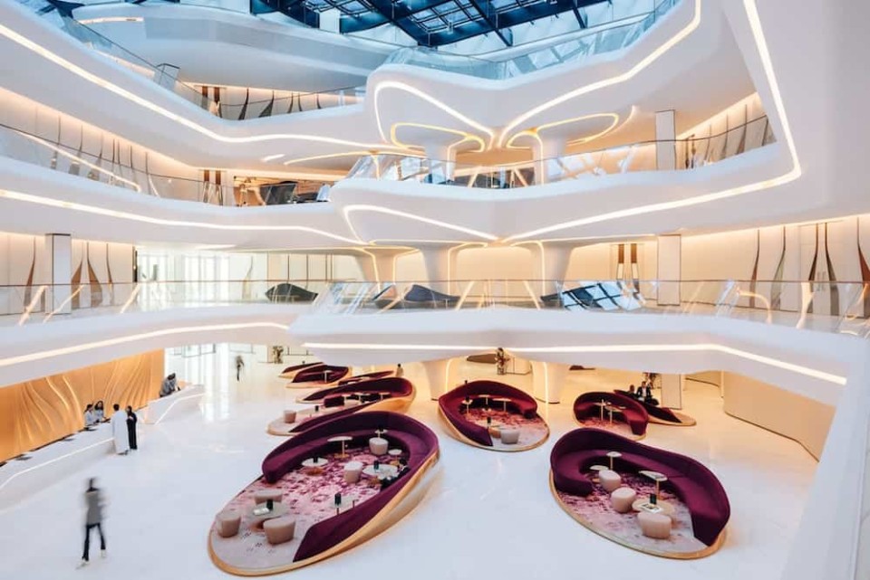 Auch die Innenräume sind dem Design von Zaha Hadid Architects unterworfen. © ME by Meliá____