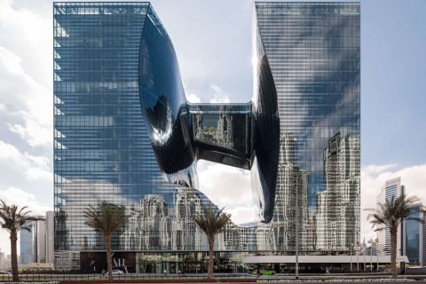 Spacig: Sogar in Dubai fällt das Opus-Gebäude auf, das von Zaha Hadid Architects geplant wurde. © ME by Meliá