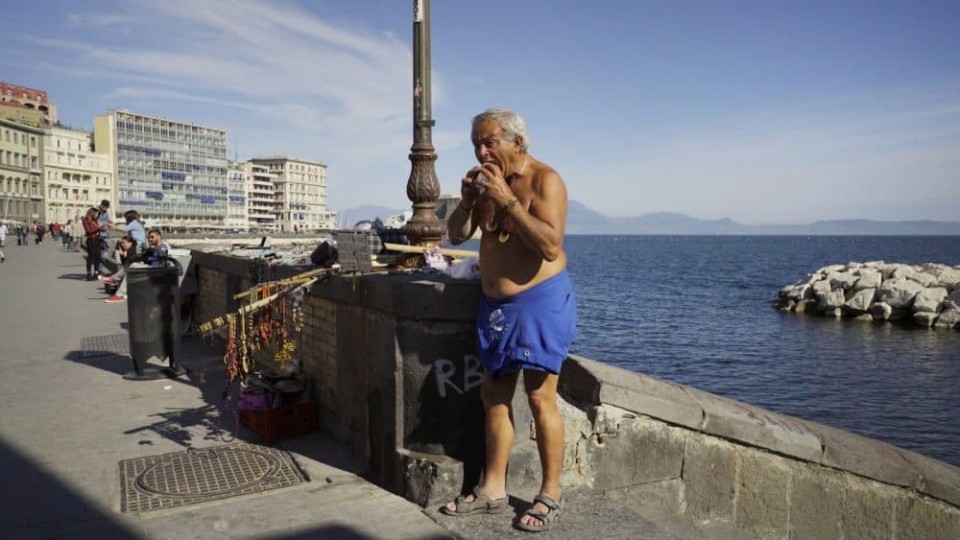 Pause in einer der eigenartigsten Städte Italien, in Neapel. Homo Urbanus Neapolitanus – © Ila Bêka & Louise Lemoine  ____