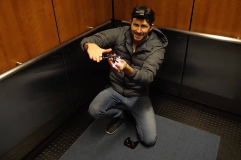 Auf dem Boden der Tatsachen: Youtuber James Orgill mit der Einstein-Drohne im Fahrstuhl. © YouTube