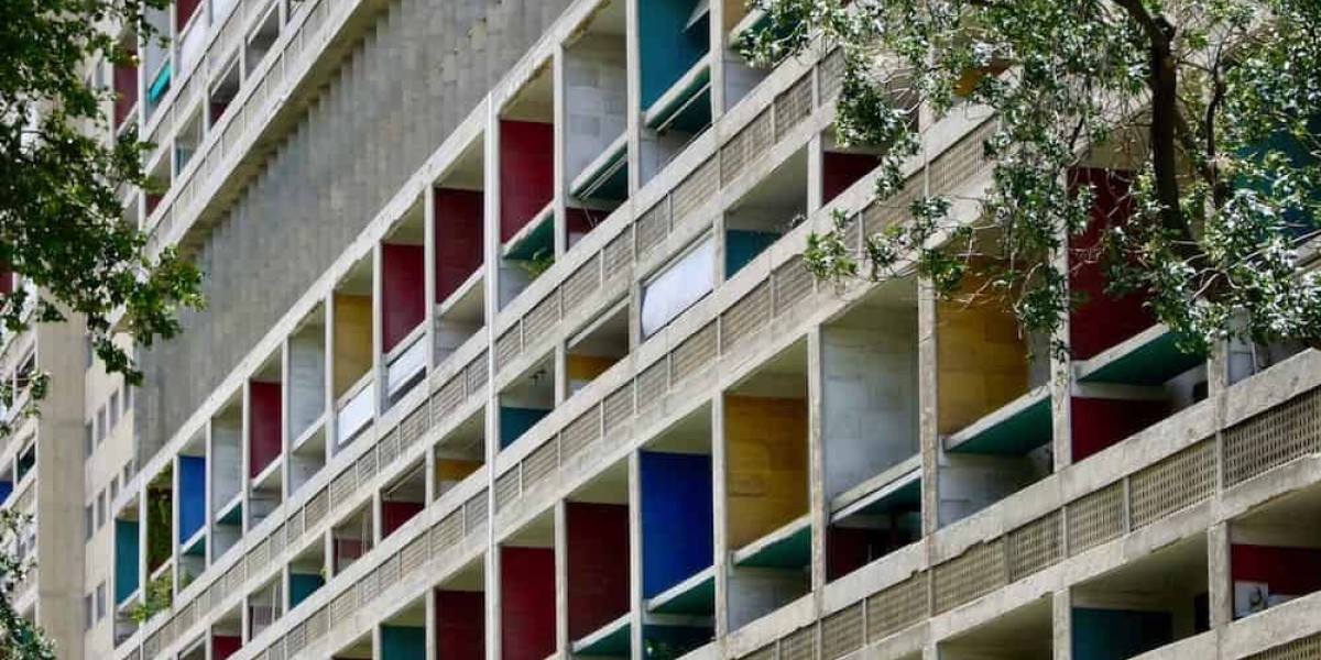 Ost- und Nordfassade der Unité d’habitation in Marseille mit farbigen Loggien, 1951. © Fondation Le Corbusier, Paris