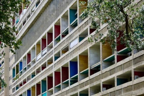 Ost- und Nordfassade der Unité d’habitation in Marseille mit farbigen Loggien, 1951. © Fondation Le Corbusier, Paris
