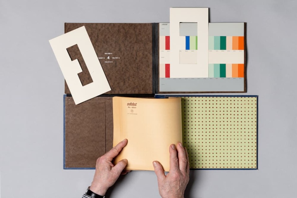 Musterbuch der Firma Salubra AG. Aufgeschlagen ist die Seite mit den kleinformatigen Punkt-Dessins,  © Umberto Romito und Ivan Suta, 2021, Museum für Gestaltung Zürich / ZHdK  ____