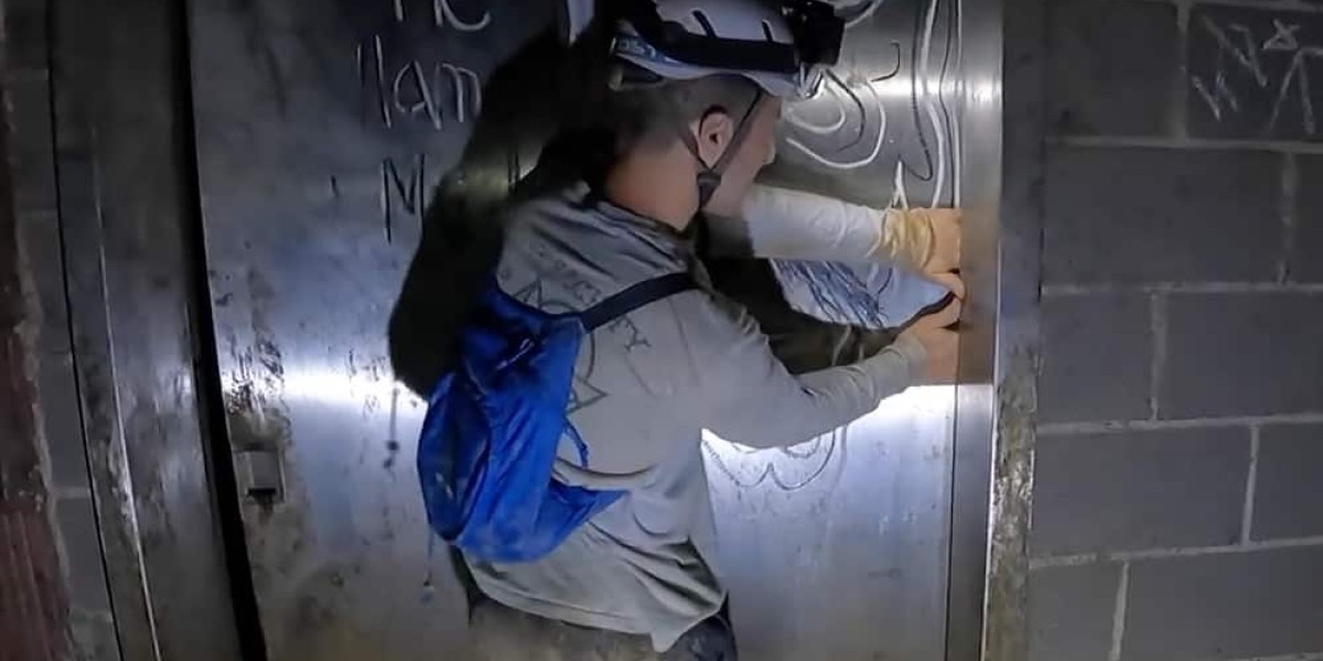 Geheimnisvoller Aufzug: Abenteurer Brandon Gross versucht, die Tür zu öffnen. © Youtube