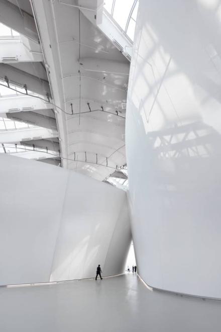Vier Stockwerke hoch zieht sich die weiße Haut um die Ausstellungsräume des Biodomes. © V2-com/Kanva