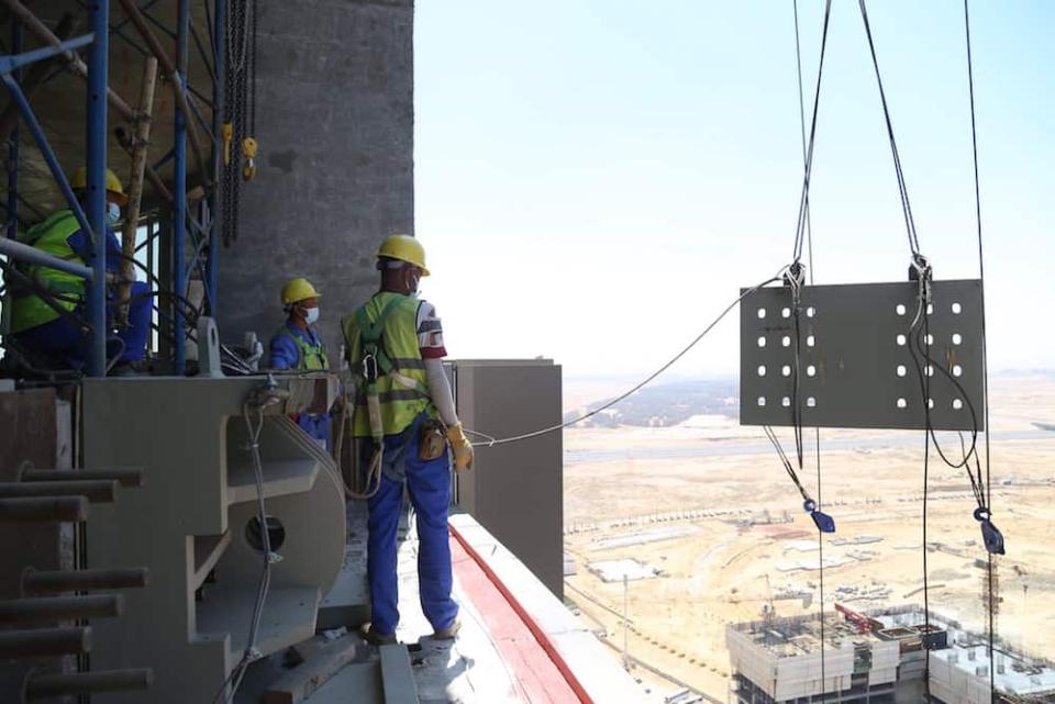Bauelemente werden in der Neuen Verwaltungshauptstadt in die Höhe gebracht. © Twitter/CSCEC ____