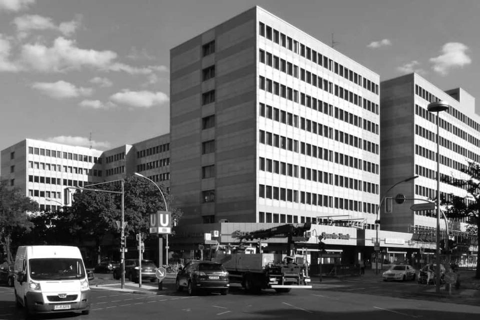 Das Büro- und Geschäftshaus Blissestraße 5 in Berlin vor der Totalsanierung. © Aedes/Philipp Bauer ____