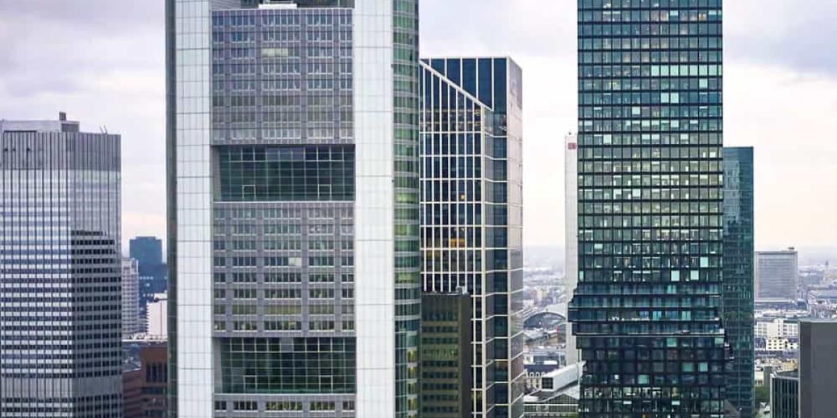 Der Omniturm (rechts) in Frankfurt am Main: Immer dichter, immer höher werden unsere Städte. © Schindler