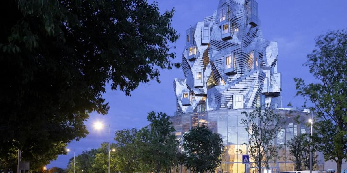 Glitzernder Felsen: Der Turm des amerikanischen Stararchitekten Frank Gehry in Arles. © Luma/Iwan Baan