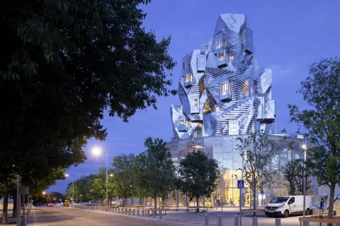 Glitzernder Felsen: Der Turm des amerikanischen Stararchitekten Frank Gehry in Arles. © Luma/Iwan Baan