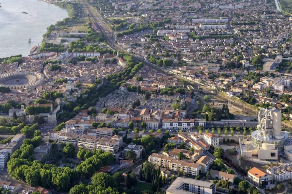 Arles war schon zur Römerzeit ein Hotspot – links im Bild das Amphitheater. Nun ist der Luma-Turm hinzugekommen. © Luma/Iwan Baan  

____