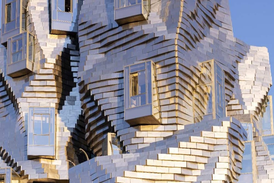 Rund 11.000 Aluminiumkästen an der Fassade reflektieren das Licht Südfrankreichs. © Luma/Iwan Baan  ____