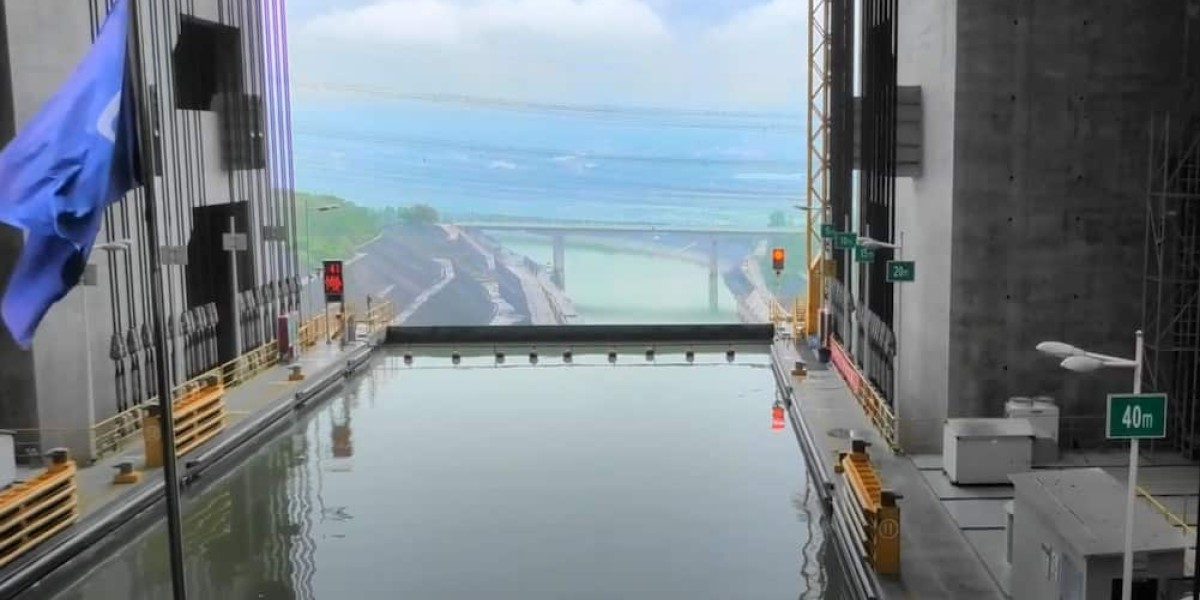 Mehr als hundert Meter in die Tiefe: Blick aus der Hub-Kammer des weltweit größten Schiffshebewerks in China auf den Jangtse-Fluss. Quelle: Youtube