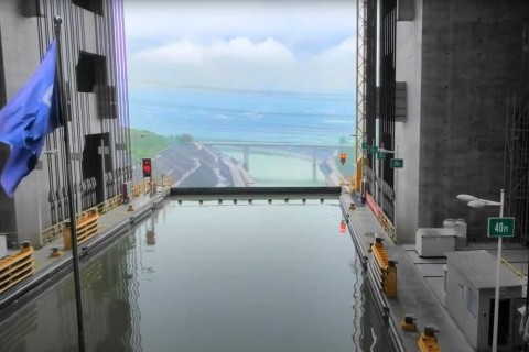 Mehr als hundert Meter in die Tiefe: Blick aus der Hub-Kammer des weltweit größten Schiffshebewerks in China auf den Jangtse-Fluss. Quelle: Youtube