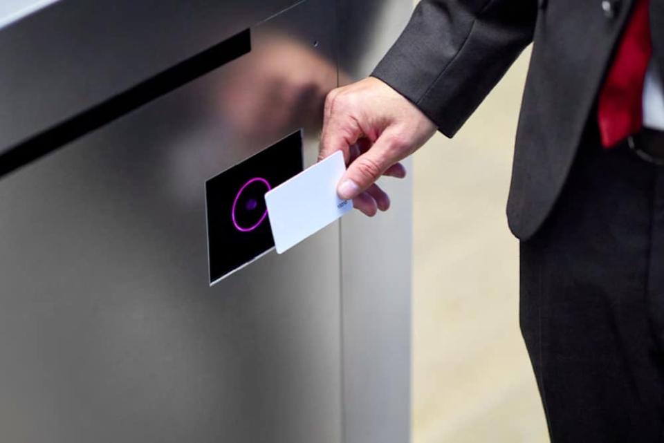 Zutrittskarten, Apps oder ein QR-Code räumen Nutzern bestimmte Rechte ein und gewährt Zutritt. © Schindler ____