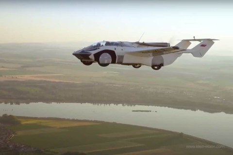 Science Fiction oder Wirklichkeit? Das slowakische AirCar ist eine Möglichkeit für vertikale Mobilität. Quelle: Youtube