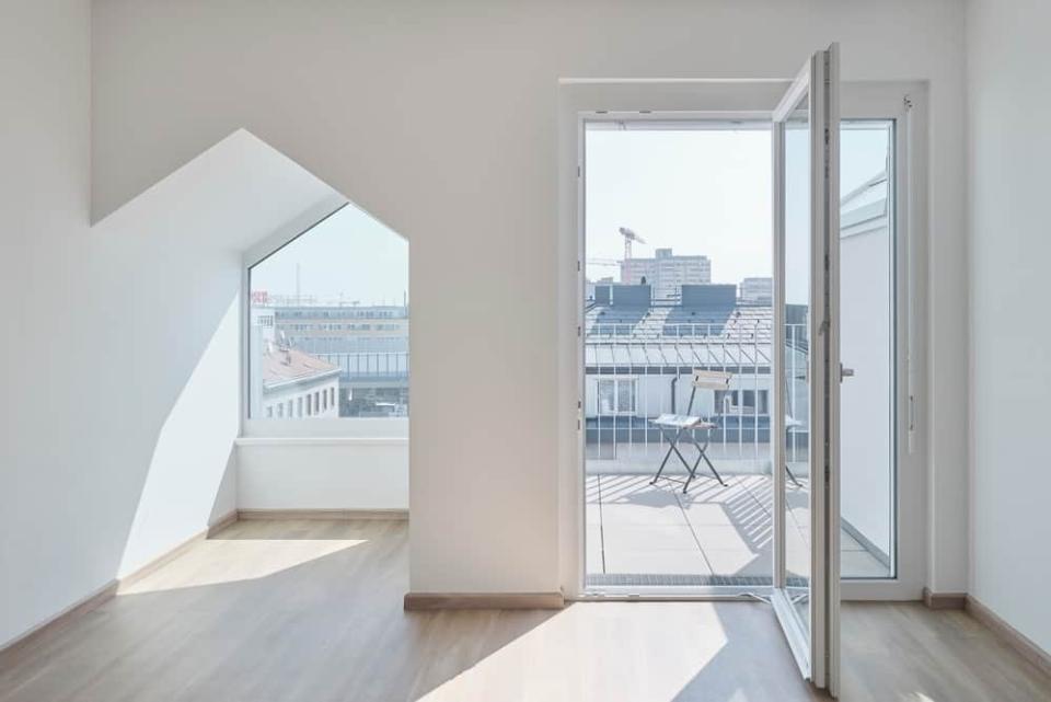 Hell und ruhig – so mögen es die Geschäftsreisenden. Jede Wohnung verfügt über einen Balkon und einen kleinen Erker. Quelle: v2com/David Schreyer  ____