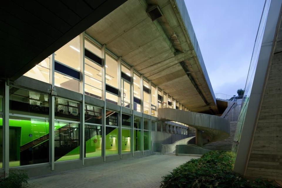 Alt und neu: Das brutalistische Verwaltungsgebäude der Uni ist etwas in die Jahre gekommen, aber immer noch funktional und aufregend im Entwurf. © v2com/Amit Geron ____