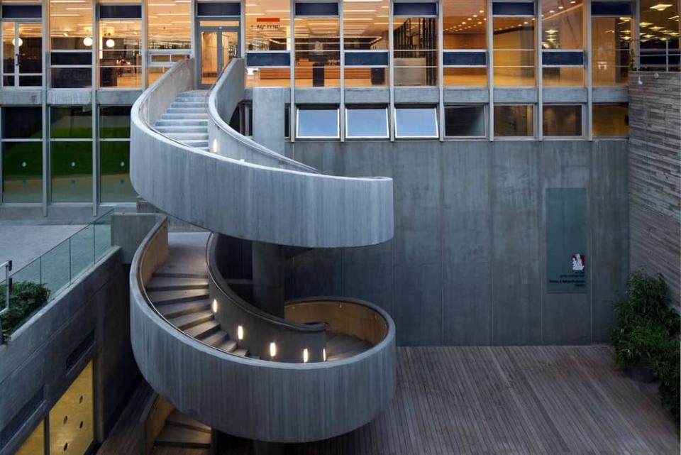 Hommage an den Meister: Eine freie gewundene Betontreppe windet sich zwischen den Stockwerken. © v2com/Amit Geron
____