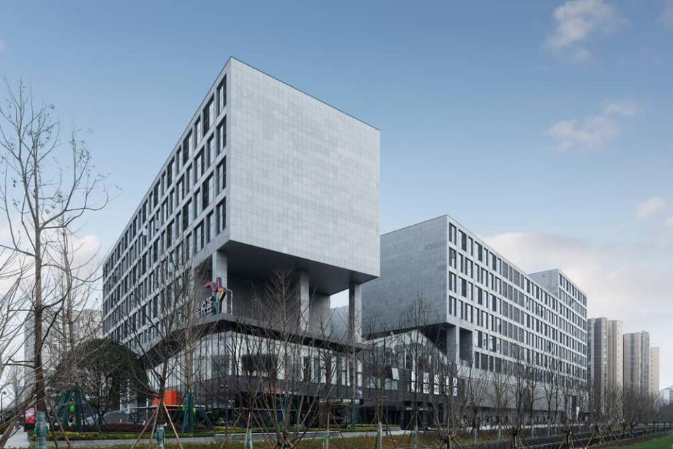 Futuristisches Stadtleben: Hinter den eher unscheinbaren Wohnblöcken findet das urbane Treiben statt. © v2com
____