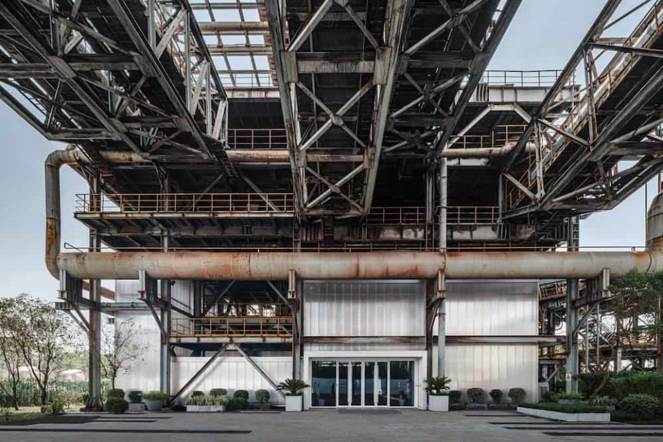 Reminiszenz an das Stahlwerk: Das Baoshan WTE Ausstellungsgebäude nach dem Entwurf von Kokaistudios. © v2com ____