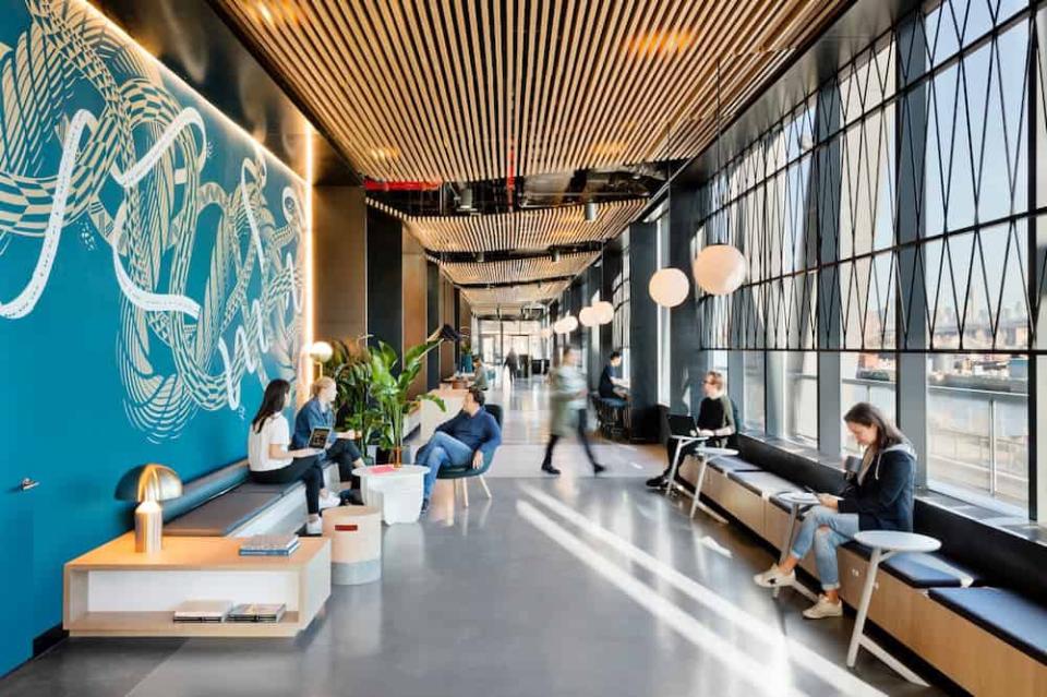 Ausgezeichnet Coworking Space: Die Lobby des Dock 72 im New Yorker Stadtviertel Brooklyn. © v2com____