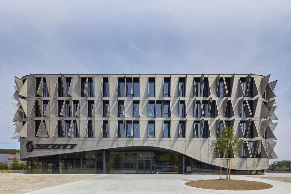 IttenBrechbühl haben die neue Zentrale des Sportausrüsters Scott Sports in Givisiez in der Schweiz entworfen. © v2com  ____