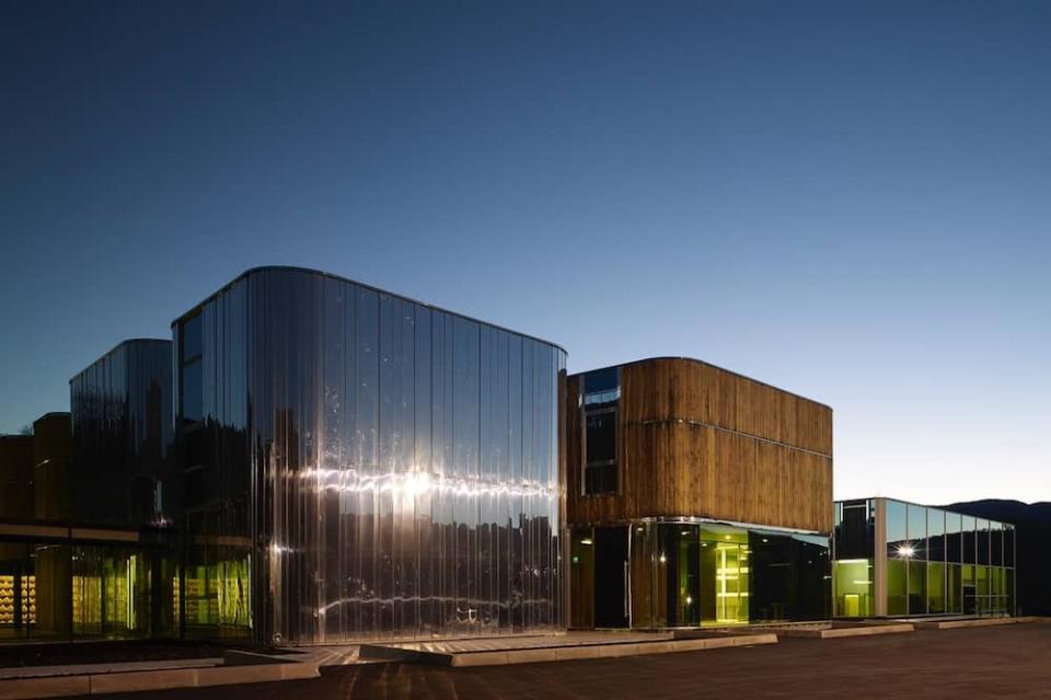 Das Industriegebäude von Enzo Eusebia + Partners steht im italienischen Preci unweit von Perugia. © v2com____