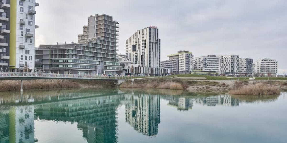 Eine Stadt am See: Sirius – 2. Gebäude von Links – ist gerade fertiggestellt worden. Quelle: Helen Hard Architekten/Kurt Hoerbst