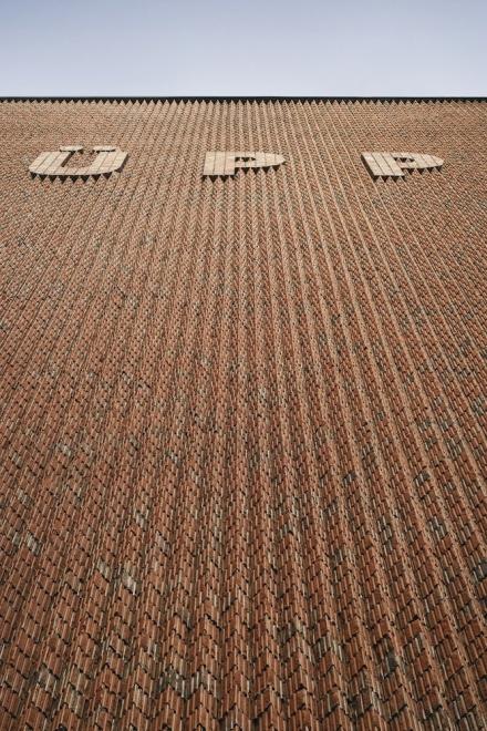 Die Fassade des Erweiterungsbaus besteht aus eigens angefertigten Ziegeln. Quelle: MKM Duisburg / Herzog & de Meuron Foto: Simon Menges