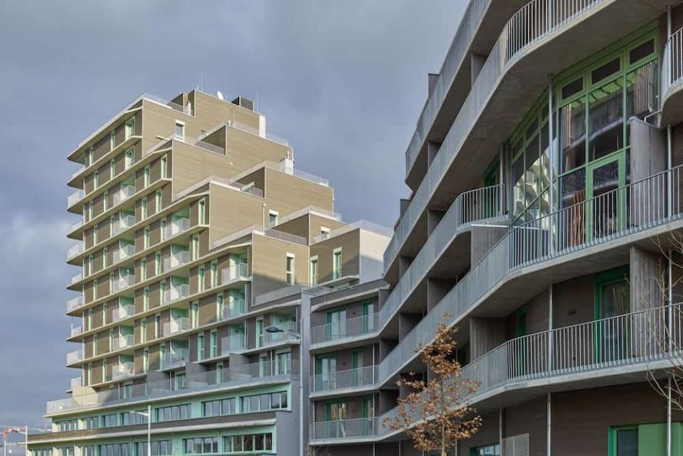 Dank des kaskadenartigen Aufbaus haben viele Wohnungen eine eigene Terrasse – und natürlich den Blick über den See. Quelle: Helen Hard Architekten/Kurt Hoerbst ____