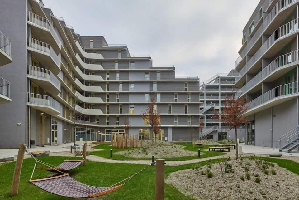 Noch frisch und unbespielt: Der Innenhof von Sirius in der Seestadt Aspern. Quelle: Helen Hard Architekten/Kurt Hoerbst ____