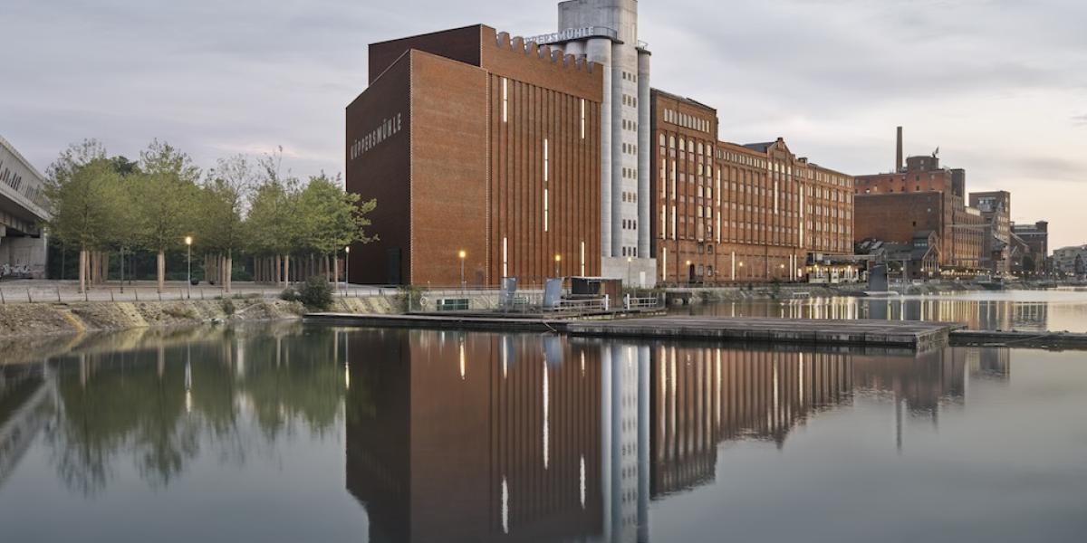Der Erweiterungsbau des MKM Museums Küppersmühle für Moderne Kunst vom Duisburger Innenhafen aus. Quelle: MKM Duisburg / Herzog & de Meuron Foto: Simon Menges