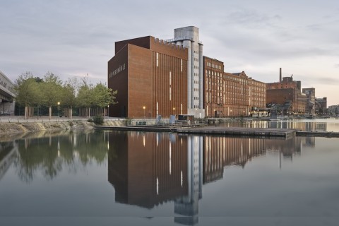 Der Erweiterungsbau des MKM Museums Küppersmühle für Moderne Kunst vom Duisburger Innenhafen aus. Quelle: MKM Duisburg / Herzog & de Meuron Foto: Simon Menges