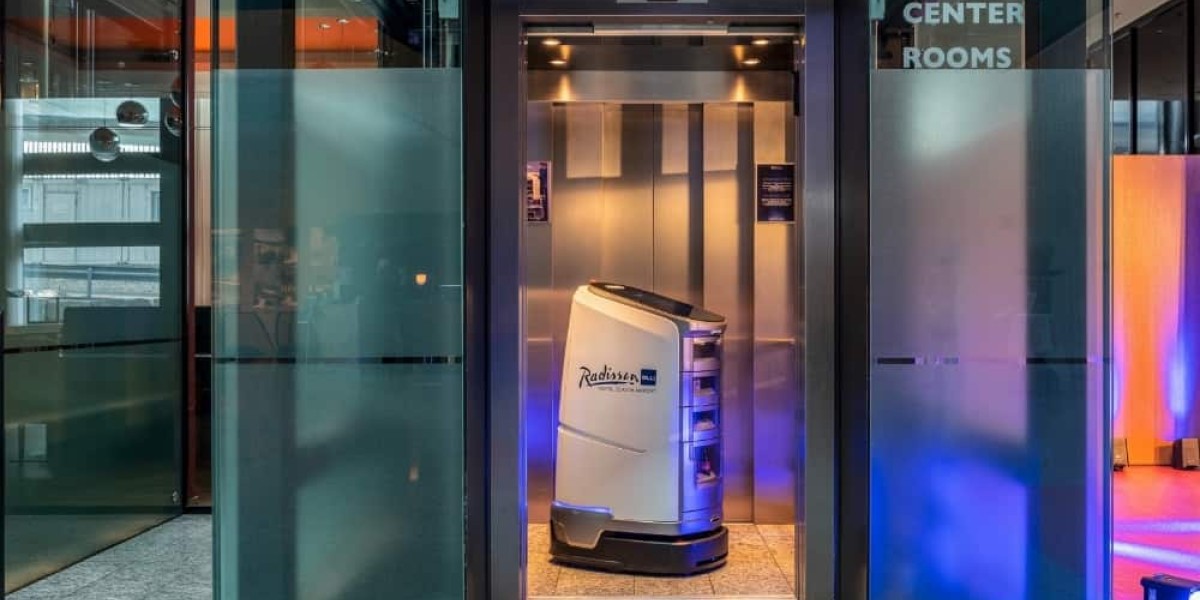 Serviceroboter im Aufzug des Hotels am Zürcher Flughafen. Quelle: Schindler