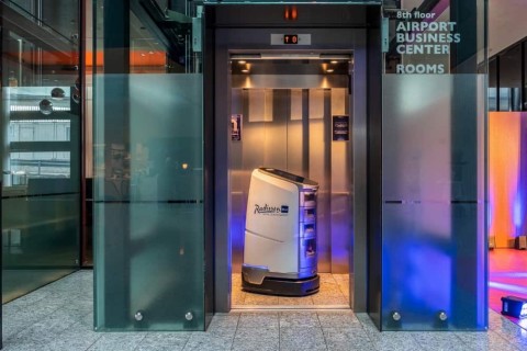 Serviceroboter im Aufzug des Hotels am Zürcher Flughafen. Quelle: Schindler