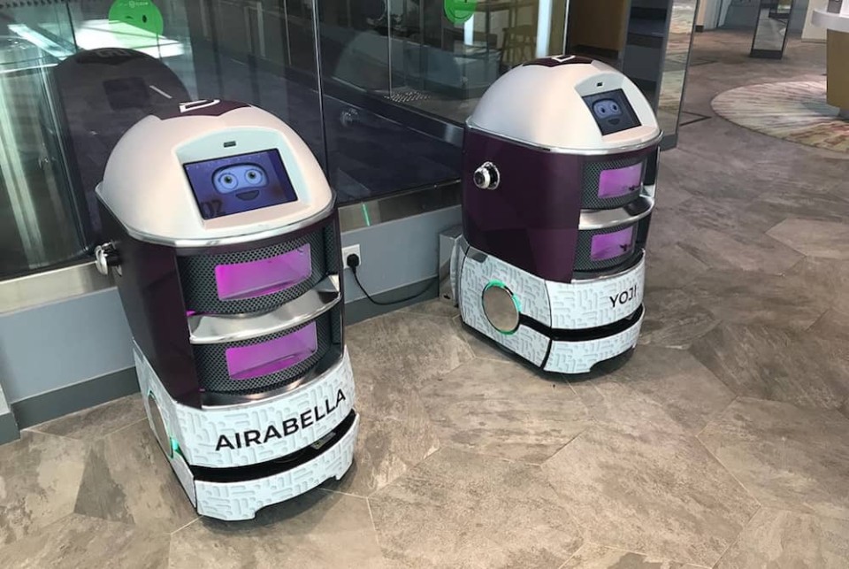 Die beiden Serviceroboter Airabella und Yogi in Singapur haben viele Fans. Quelle: Schindler ____
