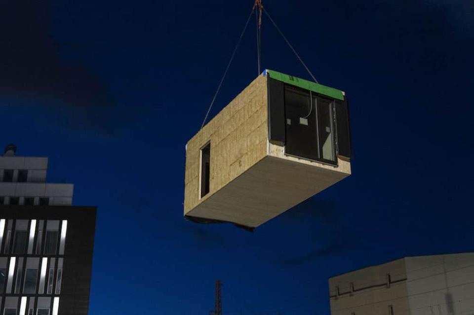 Ein Büromodul wird mit dem Kran auf die Fundamentplatte gesetzt. Quelle: BBR/Jan Bitter____