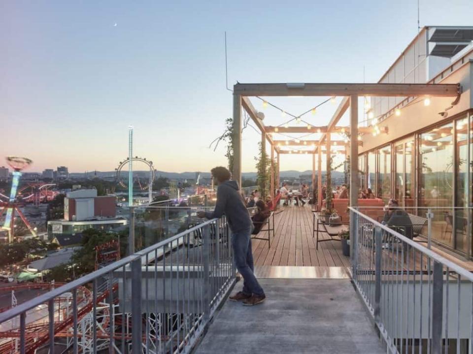 Platz für Träumer oder Visionäre: Vom Dach des Prater Glacis verliert sich der Blick im Gewimmel des Vergnügungsparks. Quelle: nonconform/Kurt Hoerbst____