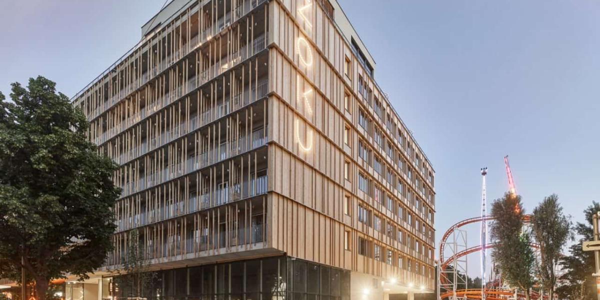 Die auffällige Holzfassade des Hotels setzt einen Kontrastpunkt zur optischen Reizüberflutung des Prater. Quelle: nonconform/Kurt Hoerbst