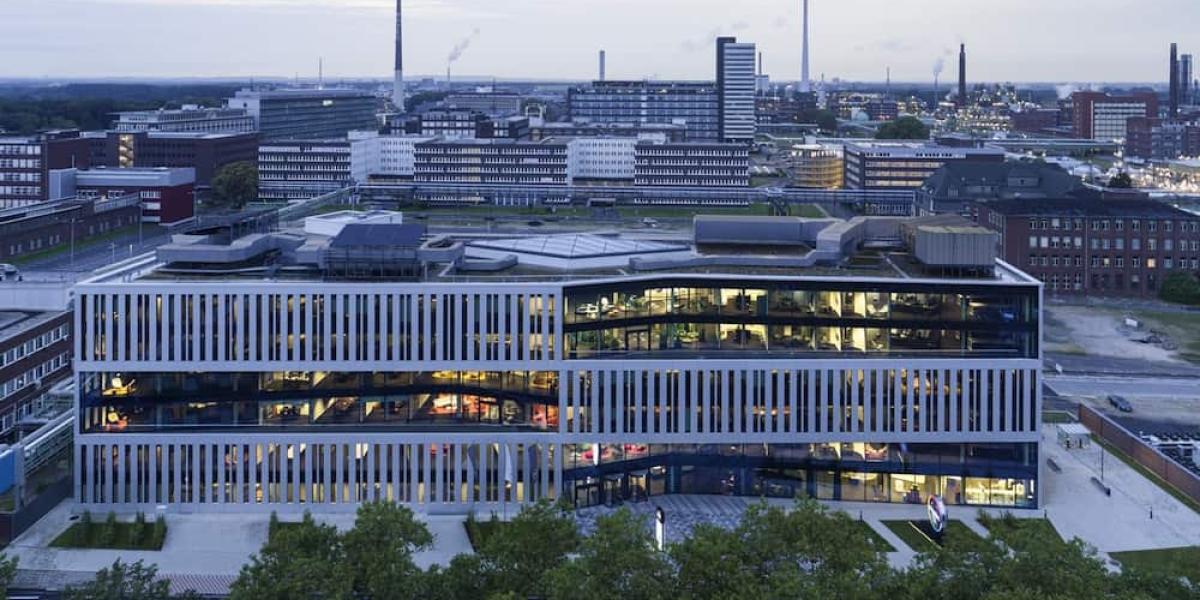 Abendstimmung im neuen Covestro-HQ in Leverkusen. Quelle: Henn/HGEsch