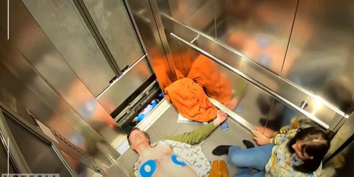 Echt am Boden und verletzt im Aufzug. Hilfe kommt einen kleinen Türschlitz. Quelle: Youtube