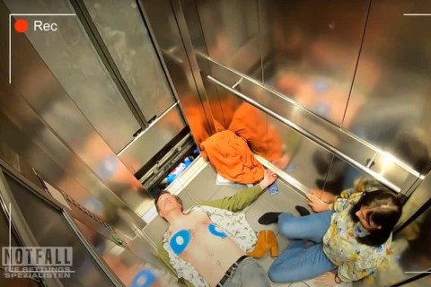 Echt am Boden und verletzt im Aufzug. Hilfe kommt einen kleinen Türschlitz. Quelle: Youtube