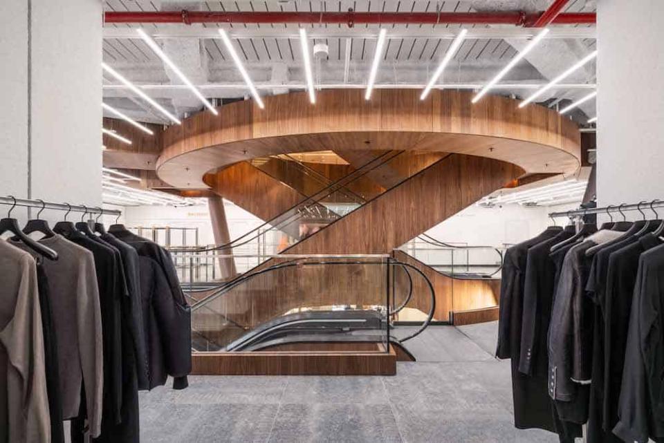 Mit ihrem auffälligen Design setzen die Rolltreppen einen selbstbewussten Kontrapunkt zur vergänglichen Welt der Produkte. Foto: OMA/KaDeWe/Marco Cappelletti____