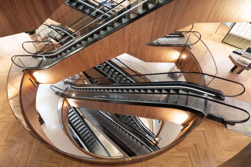 Die außergewöhnlichen und versetzten Rolltreppen rücken die Vertikale im Kaufhaus wieder stärker ins Bewusstsein der Kunden. Foto: OMA/KaDeWe/Marco Cappelletti   ____