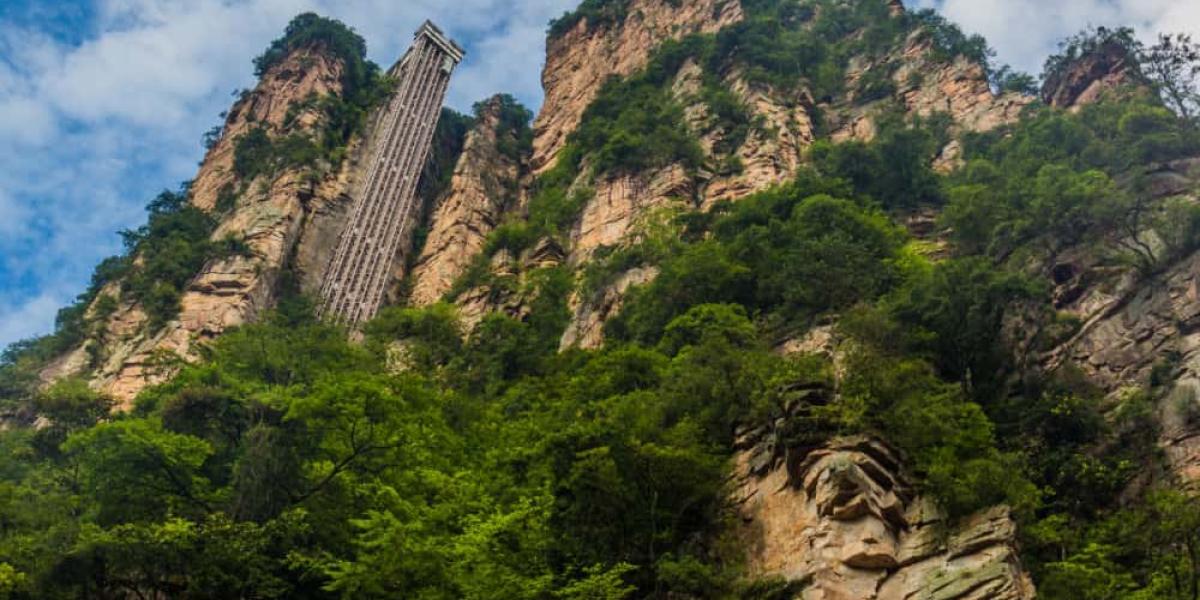 Der Bailong Elevator ist wahrlich spektakulär. In zwei Minuten bringt der höchsten Outdoor-Lift der Welt seine Fahrgäste auf ein Felsmassiv aus Sandstein. Foto: Adobe Stock