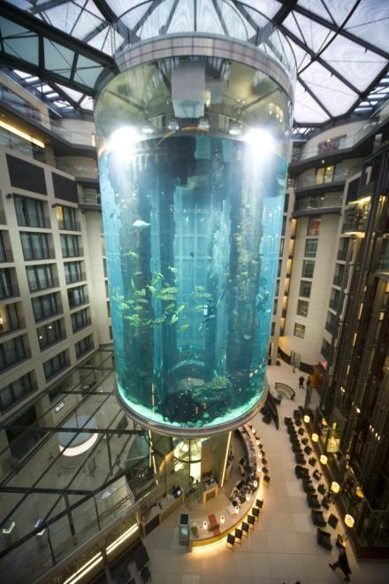 Der AquaDom in Berlin. Credit: SeaLife