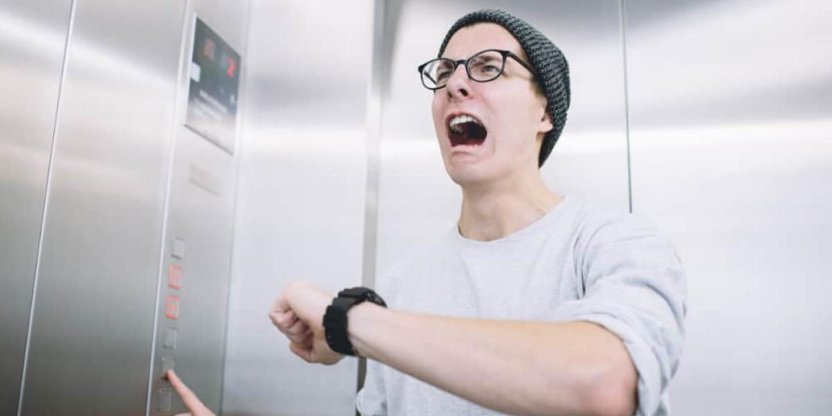 Der Aufzug steckt fest. Was passiert als nächstes? Stürzt der Fahrstuhl ab? Bekommt der junge Mann Atemnot? Alles Quatsch! Foto: Adobe Stock