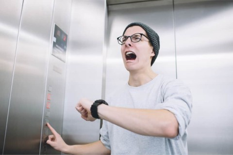 Der Aufzug steckt fest. Was passiert als nächstes? Stürzt der Fahrstuhl ab? Bekommt der junge Mann Atemnot? Alles Quatsch! Foto: Adobe Stock