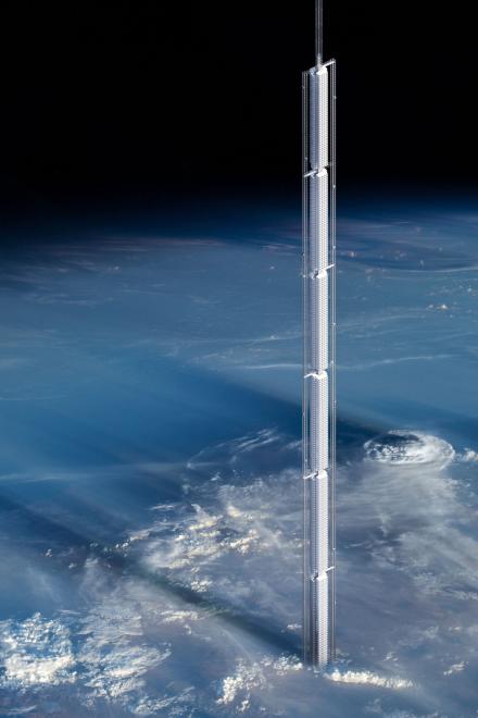 Futuristischer Wolkenkratzer ragt durch die Atmosphäre bis ins All über der Erde mit Wolken und Erdoberfläche